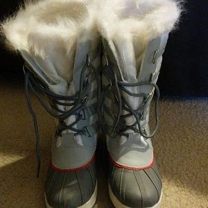 Snow boots